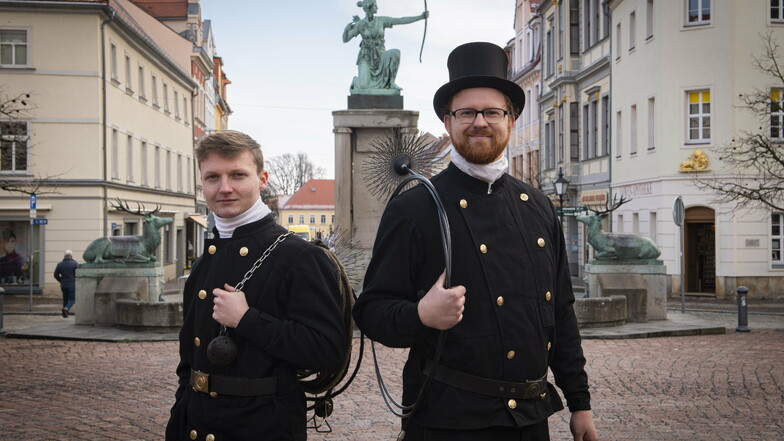 Dennis Möllers (rechts) ist neuer Bezirksschornsteinfeger. Gemeinsam mit seinem Angestellten Ludwig Kreklau will er jetzt erst einmal seinen Kehrbezirk kennenlernen.