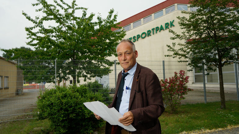 Jürgen Neumann, Präsident des Bischofswerdaer Fußballvereins 08, steht vor dem Wesenitzsportpark. Der muss dringend aufgerüstet werden, wenn der Verein dort weiter Regionalliga-Spiele austragen will.