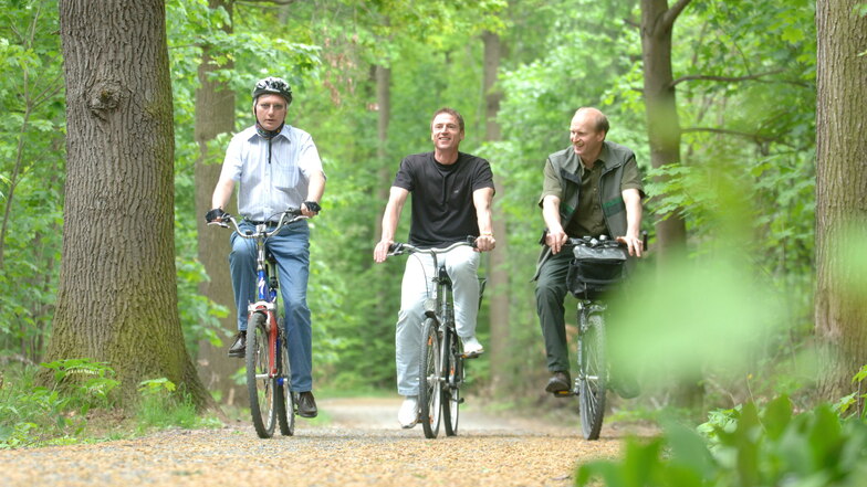 Ortsvorsteher Frank-Peter Wieth (links, CDU), Christian Widmann von der Cortez GmbH (Mitte) und Heiko Müller vom Sachsenforst bei der ersten Radtour auf dem neuen Radweg in Ullersdorf - das war 2005. Christian Widmann hatte den Bau bezahlt, Eigentümer ist