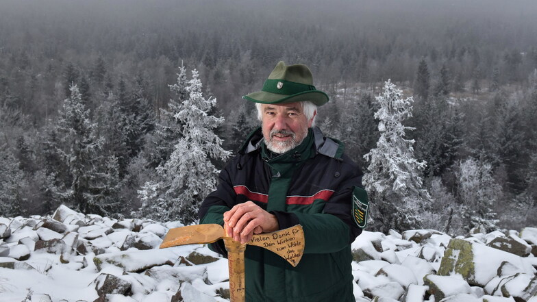 Mit einer goldenen Pflanzhacke, einem Geschenk der Grünen Liga, steht Eckhard Heinze zum letzten Mal als Revierförster auf dem Kahleberg. 46 Jahre eines Arbeitslebens verbinden ihn mit diesen Wäldern.