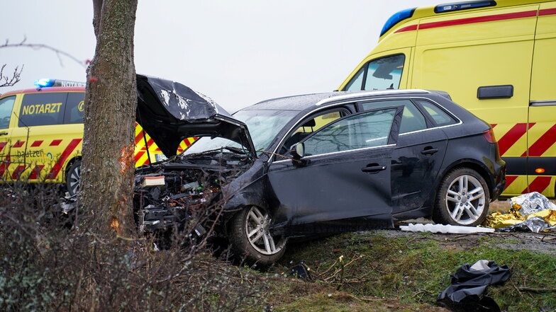 Am Freitagnachmittag kam im Radiborer Ortsteil Camina ein Audi von der Straße ab und prallte gegen einen Baum. In der Bischofswerdaer Gegend hatte sich kurz vorher ein ähnlicher Unfall ereignet.