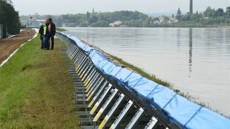 2013 kommt erneut ein bedrohlich hohes Hochwasser - doch ein technisches Schutzsystem verhindert dieses Mal, dass die Elbe das Klärwerk erneut flutet.