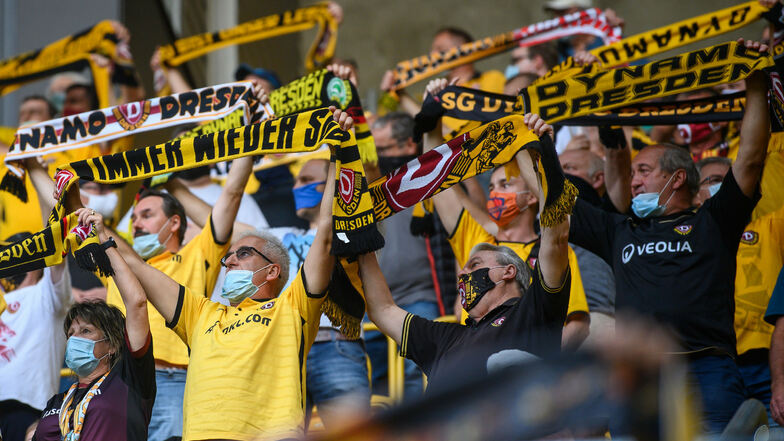 Im Stadion mit Maske: Tausende Fans waren zuletzt im Dresdner Rudolf-Harbig-Stadion.