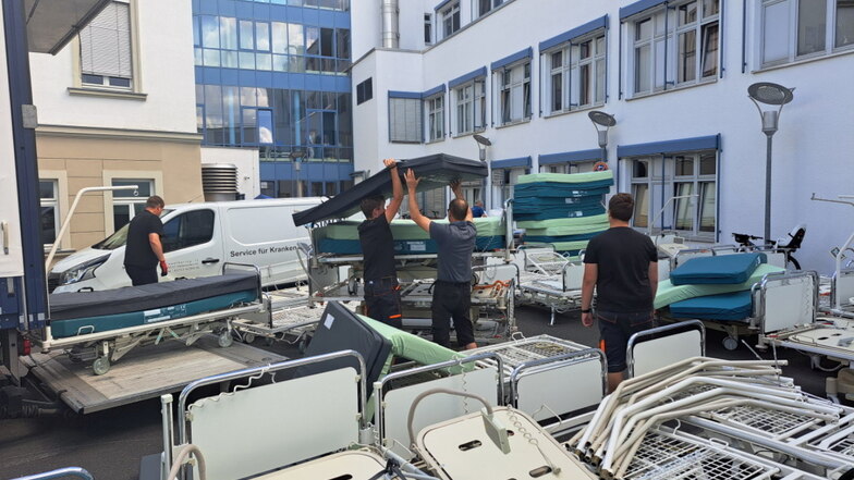 Das Klinikum Döbeln hat 51 Betten aussortiert. Die gehen demnächst mit einem Hilfstransport des Hainichener Vereins Communitas auf die Reise ins ukrainische Kriegsgebiet.