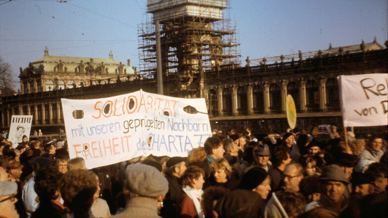 Kurz nach der Maueröffnung: Künstler demonstrieren am 19. November 1989 vor dem Dresdner Schauspielhaus.
