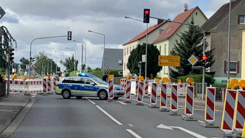 Die Priestewitzer Straße in Großenhain - hier beim Unfall am 11. Juli - ist an der Stelle stadteinwärts gesperrt.