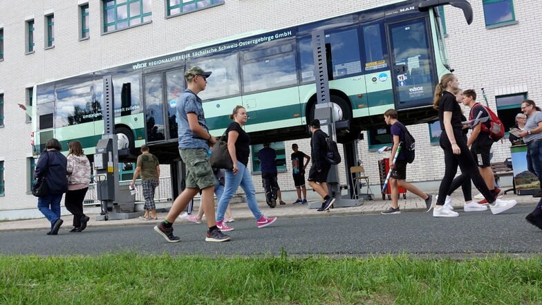 Auch der Regionalverkehr präsentiert sich regelmäßig beim "Tag der Ausbildung" in Pirna. Für die Anreise sind Pendelbusse im Einsatz.