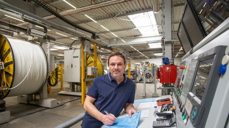 Torsten Bergmann ist seit Anfang an in der Firma Ionisos tätig. Er steht hier an dem Pult, an dem man überprüfen kann, was in dem großen Raum des Ionen-Beschleunigers passiert.