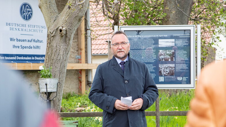 Jens Baumann vom sächsischen Innenministerium war bei der offiziellen Aufnahme von Lorenzkirch in die Liberation Route Europe vor Ort. Im Schaukasten dahinter sind Fotos von der ersten Begegnung amerikanischer und sowjetischer Soldaten zu sehen.