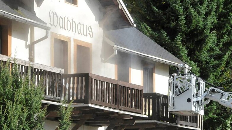 Gegen Donnerstagmittag brennt das Waldhaus in Hertigswalde.