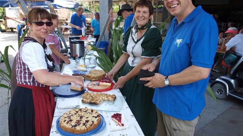 Leckeren Kuchen gab es von den Frauen des Dorfvereins zum Dorf- und Hoffest in Mückenhain. Ihr Büfett war für viele Besucher ein Anziehungspunkt.