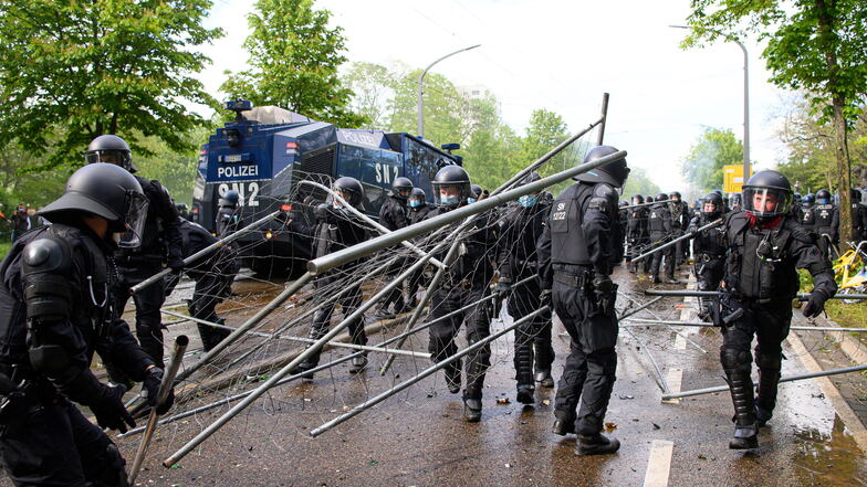 Polizisten räumen Zäune vor dem Harbig-Stadion zur Seite die von Dynamofans am 16. Mai als Barrikade bei Randalen genutzt worden.