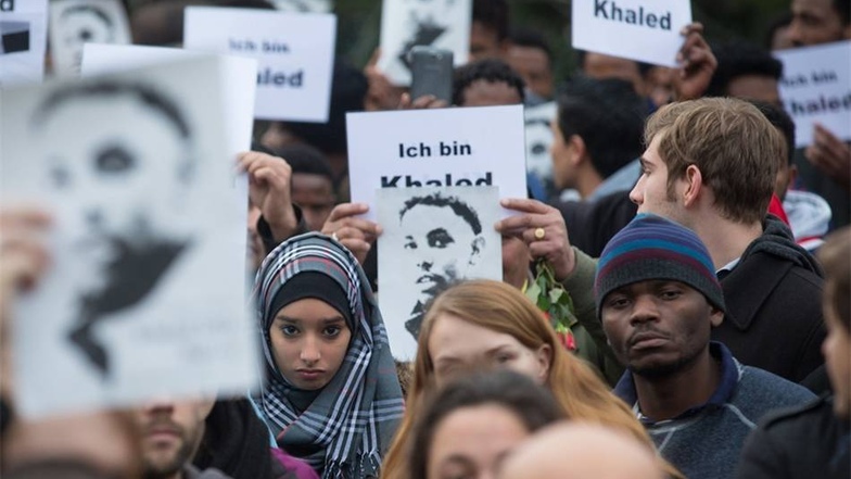 Die Demonstration sollte als Zeichen der Solidarität mit asylsuchenden und geflüchteten Menschen in Dresden verstanden werden.