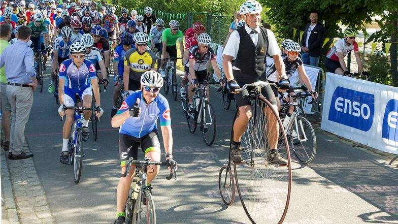 Start der Radtouristikfahrt am Sonnabend an der Grundschule Kurort Hartha. Hunderte gingen beim großen Radfahrtag an den Start, organisiert vom Radteam Tharandter Wald.