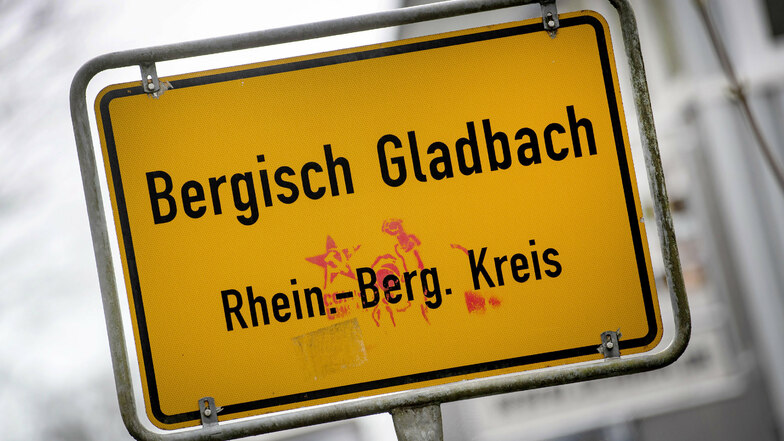 Im Zuge der Ermittlungen zum Missbrauchsfall Bergisch Gladbach hat die Polizei bundesweit Wohnungen von 50 Tatverdächtigen durchsucht. Es geht um den Verdacht des Besitzes und der Verbreitung von Kinderpornografie.