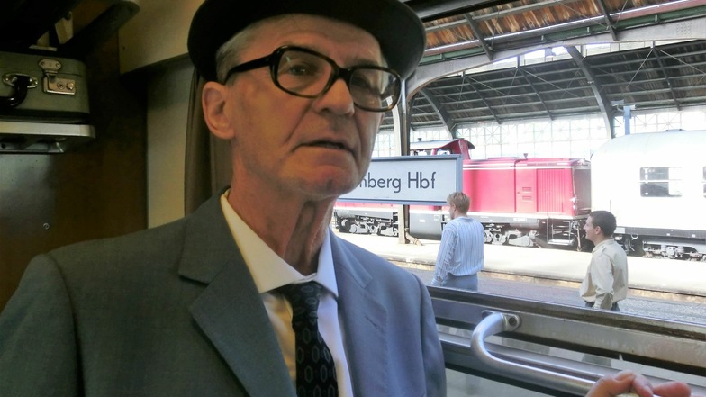 Erdmann Wehder in seinem 60er-Jahre-Kostüm in einem der historischen Reisezüge im Görlitzer Bahnhof, der im Film auch zum Hauptbahnhof Nürnberg wird.