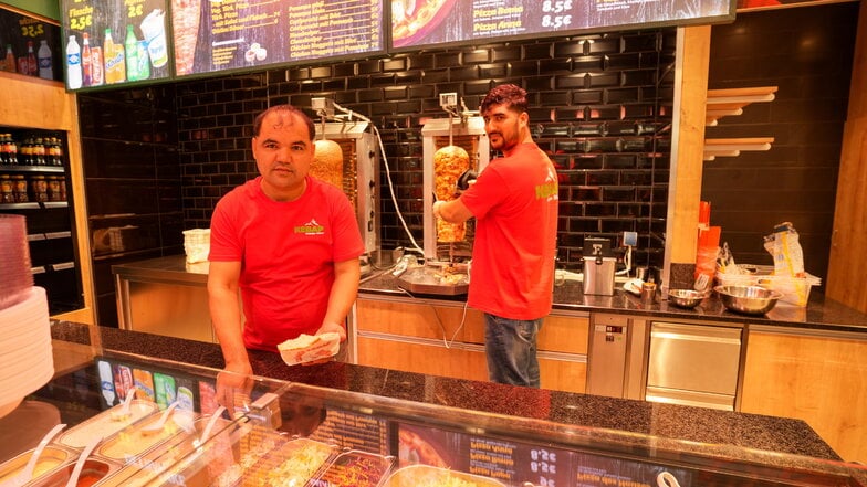 Nazari Farhad (rechts) hat den jüngsten Döner-Laden in Zittau eröffnet: den "Antalya Kebap" im Kaufland an der Christian-Keimann-Straße in Zittau. Er beschäftigt mit Abdolmatin Saberi (links) einen Mitarbeiter.