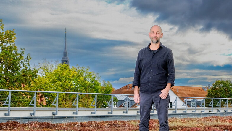 Jürgen Wellerdt ist der neue Klimaschutzmanager in Coswig. Er ist einer von 21 in ganz Sachen. In Coswig steht er auf dem Rathausdach, wo im kommenden Jahr eine Photovoltaik-Anlage errichtet wird.