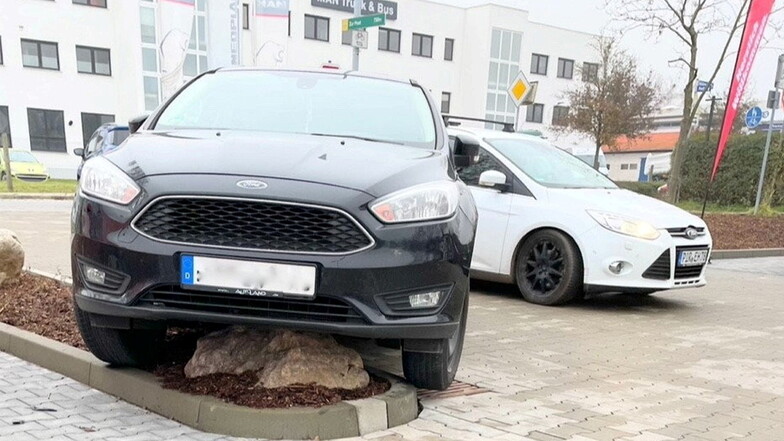 Auto bleibt bei Markteröffnung in Pirna hängen
