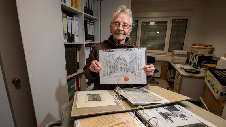 Manuela Burk zeigt eine historische Zeichnung vom Hellhaus, wo sie schon als Kind gespielt hat. Die Moritzburgerin hat sich 25 Jahre um Fotos, Zeichnungen und Daten aus Moritzburg gekümmert.