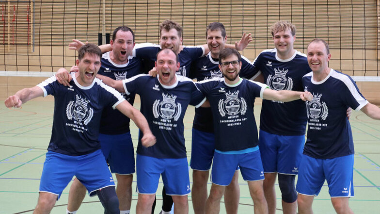 Mit extra angefertigten Meister-Trikots feierten die Hoyerswerdaer Volleyballfreunde den Abschluss einersensationellen Saison und den Sachsenliga-Aufstieg.