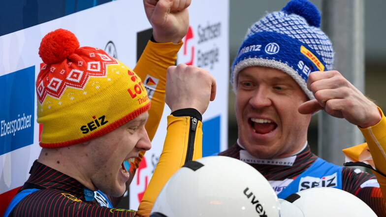 Felix Loch (r.) freut sich mit Max Langenhan über dessen Aufholjagd im zweiten Durchgang des Rodel-Weltcups in Altenberg.