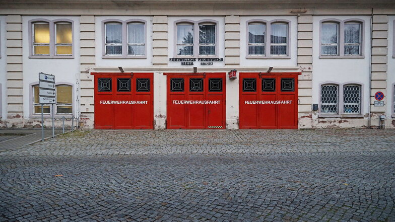 Denkmalgeschützt, aber schon lange nicht mehr zeitgemäß: das Gerätehaus der Feuerwehr Riesa-Mitte an der Pausitzer Straße.