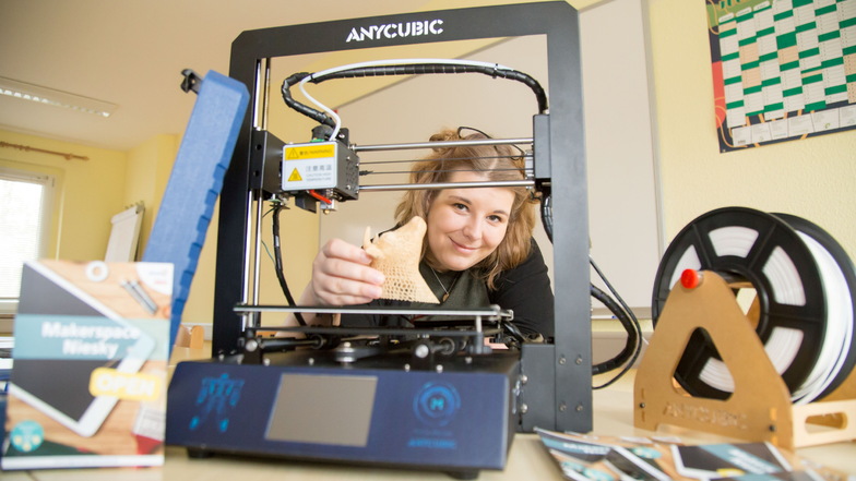 Mit einem 3D-Drucker in einem Kreativlabor arbeitet in Zittau der Verein Waldhäusel. Kinder können sich dort mit dem 3D-Druck beschäftigen. Auch beim Jugendring Oberlausitz in Niesky gibt es einen 3D-Drucker (Foto).