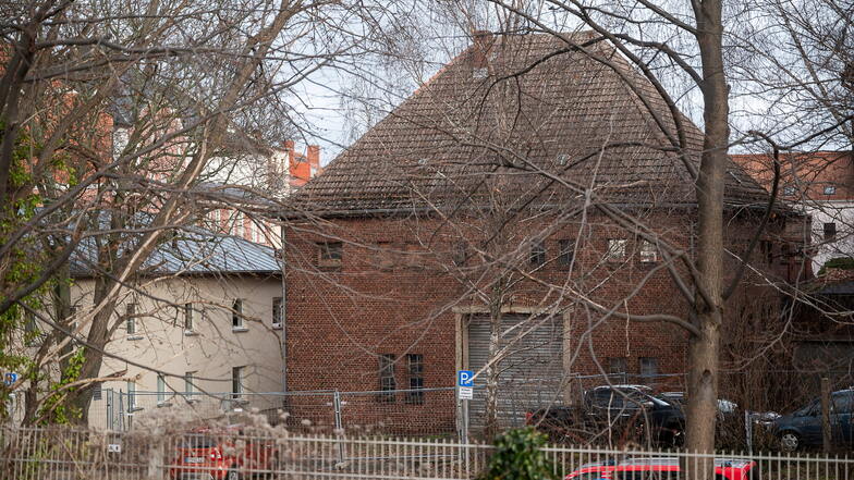 Das denkmalgeschützte Trafohaus zwischen Kröl- und Gobbinstraße Anfang Januar von der Bahnhofstraße aus fotografiert. Es ist jetzt abgerissen.