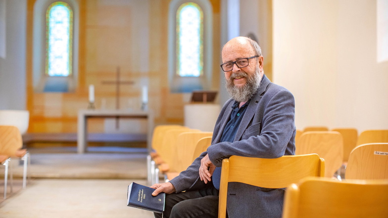 Pfarrer Heiner Sandig sitzt in der neu gestalteten Dorfkirche in Streumen. Zum Dorffest gibt es hier einen Festgottesdienst.