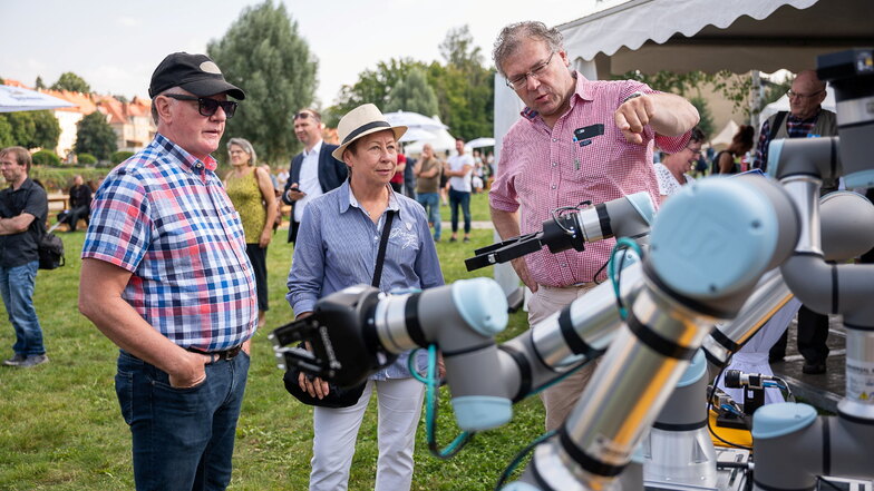 Auf Du und Du mit einem Roboter konnten Besucher im Sommer beim Casus-Geburtstag im Görlitzer Uferpark sein.