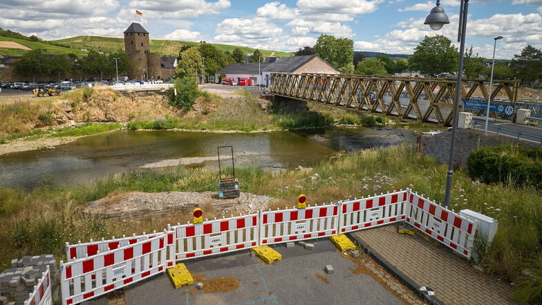 Zwei Jahre nach der Flutkatastrophe im Ahrtal steht neben den Überresten der Ahrtorbrücke eine Behelfsbrücke. Bei der Flut wurden 28 Brücken zerstört oder stark beschädigt.