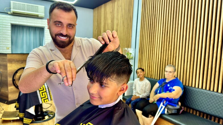 Omar Saadie arbeitet im Löbauer Barbershop, der in die Bahnhofstraße gezogen ist.