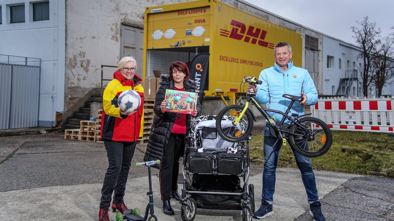Hope-Gala-Mitorganisatorin Michaela Gornickel mit Marion Oppermann von DHL und Klaus Sauer, Geschäftsführer von Saxoprint haben schon die ersten Spenden zusammengetragen.