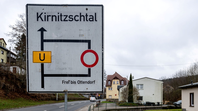 An dieses Schild im Sebnitzer Ortsteil Hertigswalde haben sich die Kraftfahrer längst gewöhnt. Die Straßensperrung geht in die nächste Runde.