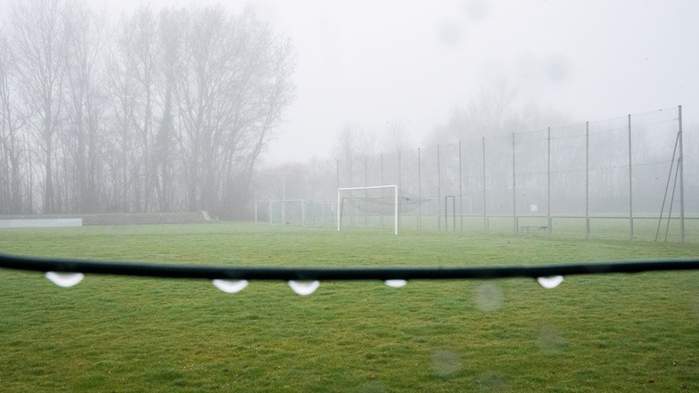 Ein verlassener Fußballplatz eines Amateurvereins bei Nebel.