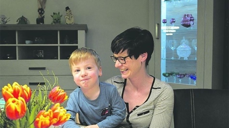 Elias und seine Mutter Melanie Hiemer aus Wülknitz können wieder lächeln.