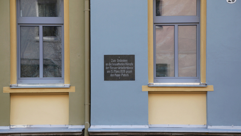 Am Haus Nr. 29 der Dr.-Külz-Straße in Riesa befindet sich die Gedenktafel zur Erinnerung an die bewaffneten Kämpfe der Arbeiter während des Kapp-Putsches.