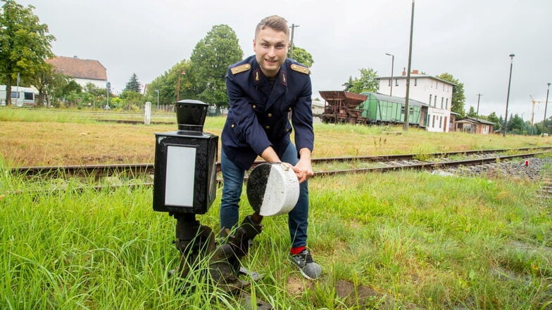 Fahren am Rothenburger Bahnhof bald wieder Züge los? Bürgermeister Philipp Eichler, der sich auch im Kleinbahnverein engagiert, versucht, die Weichen richtig zu stellen.