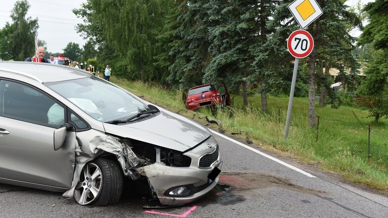 Auf der S200 bei Altmittweida kam es am Dienstagabend zu einem schweren Unfall mit drei Fahrzeugen