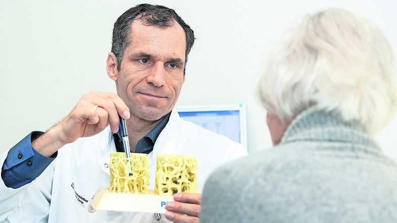 Knochen, löchriger als Käse. Prof. Lorenz Hofbauer zeigt einer Patientin die Auswirkungen der Osteoporose.