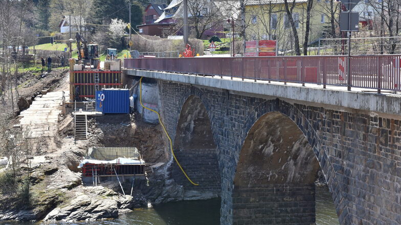 Die Brücke über den Lämmergrund, einen Seitenarm der Talsperre Malter, wird saniert und um eine zweite für Radfahrer und Fußgänger erweitert.