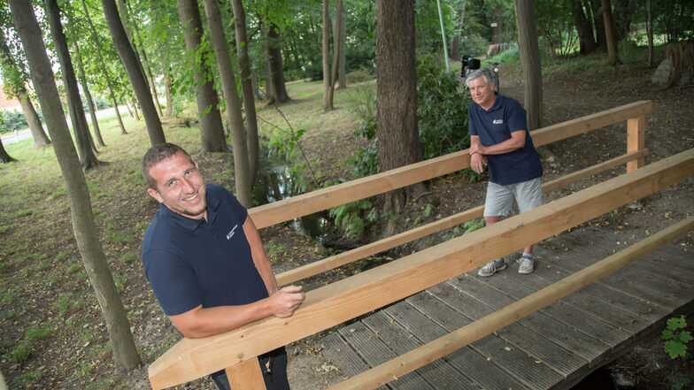 Vorsitzender Carsten Schulze (links) und Dietmar Wendrich (rechts) vom Feuerwehrverein Diehsa stehen auf der neuen Holzbrücke, die jetzt geschaffen wurde. Eine weitere Brücke wurde bereits im Frühjahr im Park erneuert.