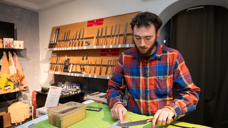 Messerschleifer Tillmann Klein zeigt in einem Kurs wie man Messer richtig schleift und schärft.