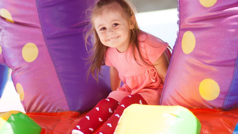 Hüpfburgenspaß ist eine von vielen Möglichkeiten für Kinder und ihre Eltern.