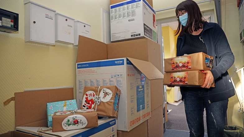 Die Mitarbeiterinnen der Riesa-Information nehmen noch Weihnachtspäckchen für Kinder entgegen - aber nur noch bis zum 30. November.