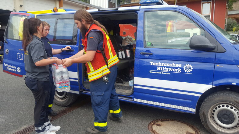 Wasser auf Reisen: THW-Helfer bringen Durstlöscher in die Brandgebiete.
