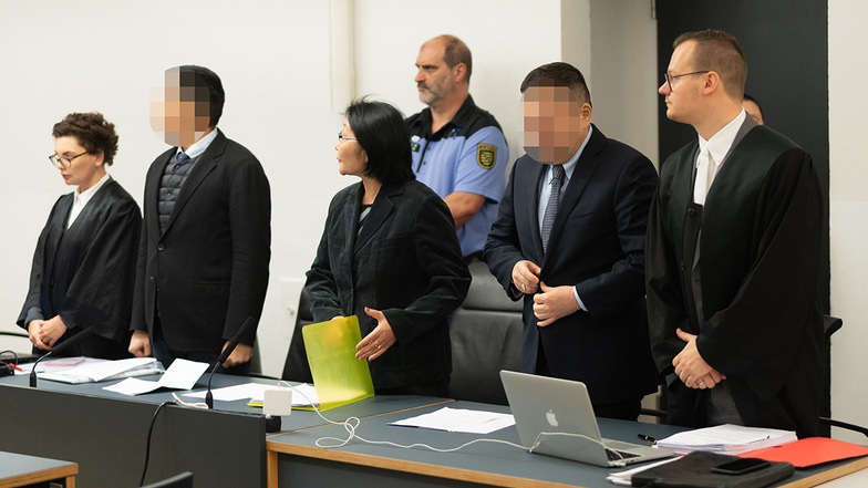 Battushig B. (2. v. l.) und Erdenebayer S. (2.v.r.) wurden im Mai in einem Diplomaten-Fahrzeug mit 70 Kilo Heroin erwischt. Zurzeit stehen sie vor dem Landgericht Dresden.