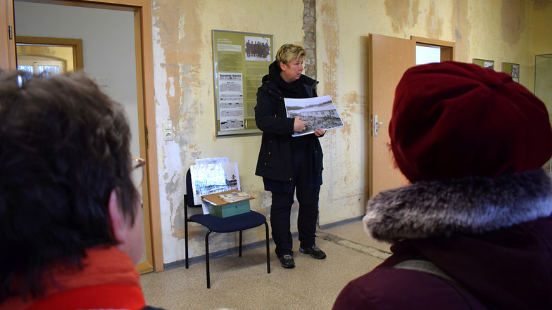 Die Leiterin des Schloss und Stadtmuseums Hoyerswerda, Kerstin Noack, führt regelmäßig durch das Ausstellungs- und Dokumentationszentrum zur Geschichte des Kriegsgefangenen- und Vertriebenenlagers Elsterhorst.