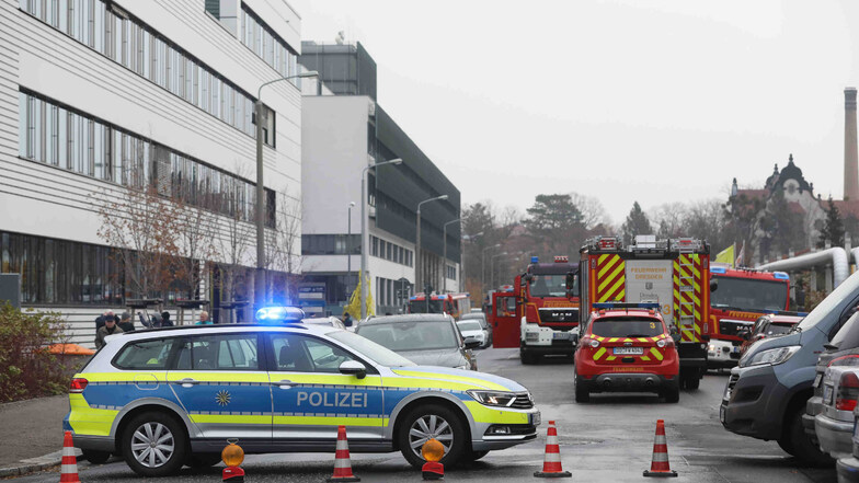 Polizei und Feuerwehr sind derzeit in Dresden-Johannstadt im Einsatz, nachdem es in einem Forschungszentrum zu einem Unfall mit einer Chemikalie kam.